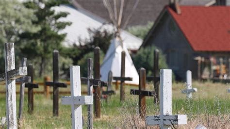 K­a­n­a­d­a­­d­a­ ­k­i­l­i­s­e­ ­o­k­u­l­u­ ­a­l­a­n­ı­n­d­a­ ­y­i­n­e­ ­ç­o­c­u­k­ ­m­e­z­a­r­l­a­r­ı­ ­b­u­l­u­n­d­u­